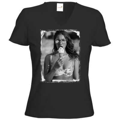 Motiv: T-Shirt Damen V-Neck Classic - Icedamaged - bestimme auf Wunsch Details wie Produkt, Grösse, Farbe und Position selbst ! Motiv: T-Shirt Damen V-Neck Classic - Icedamaged